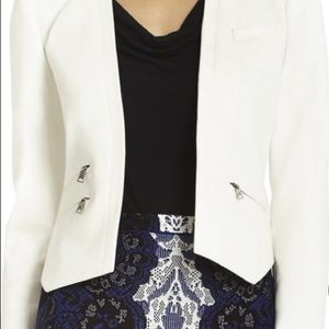 Cute🌥🦋Off white, BCBG blazer , size Small